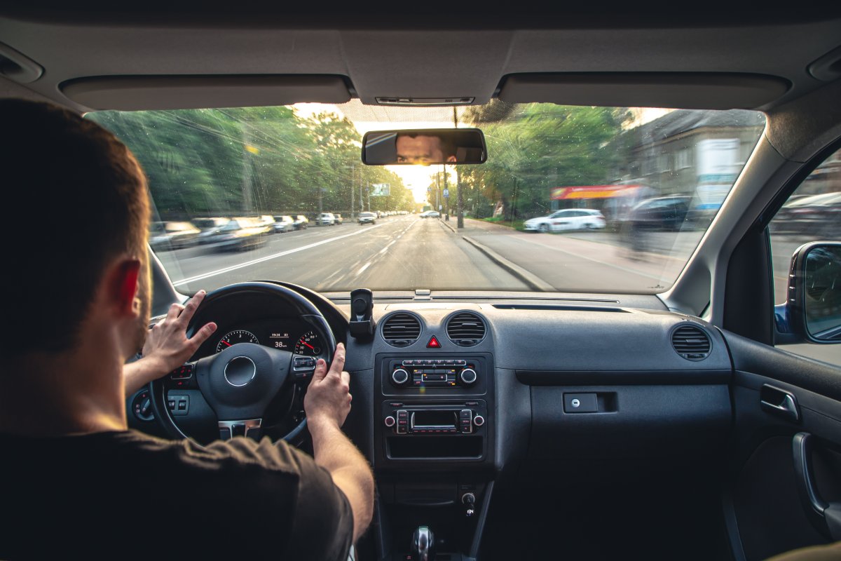 Automobilista al volante di una vettura.