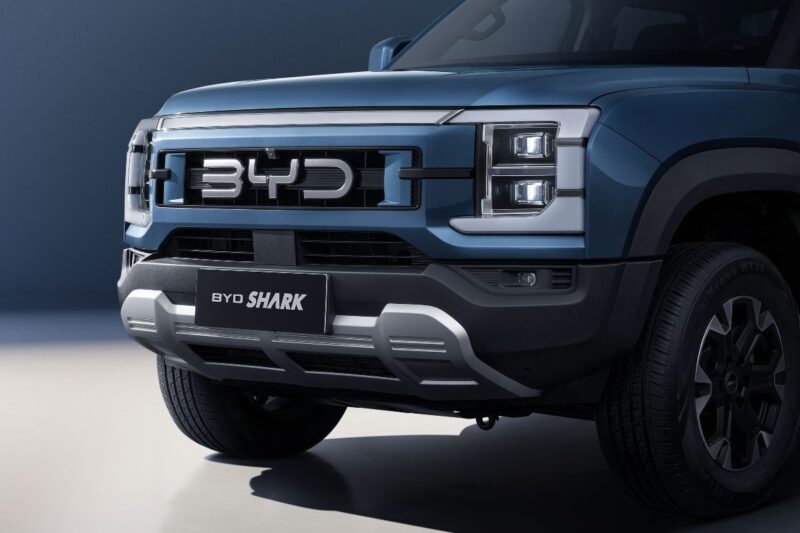 Dettaglio anteriore, del nuovo BYD Shark.