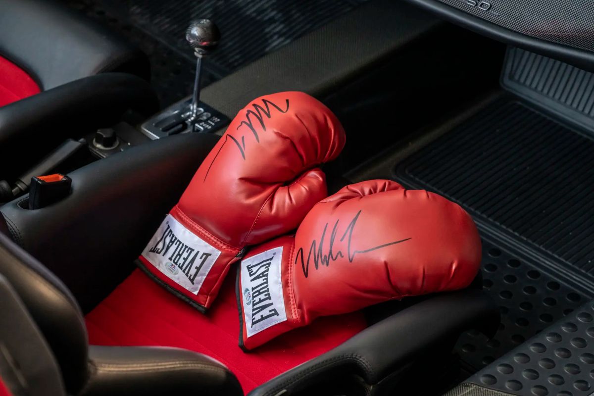I guantoni autografati di Mike Tyson venduti con la Ferrari F50.