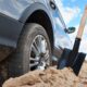 La ruota di un'auto bloccata nella sabbia.