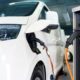 Auto elettrica in ricarica a una colonnina.