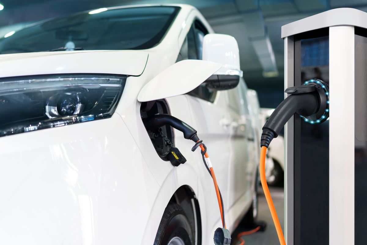 Auto elettrica in ricarica a una colonnina.