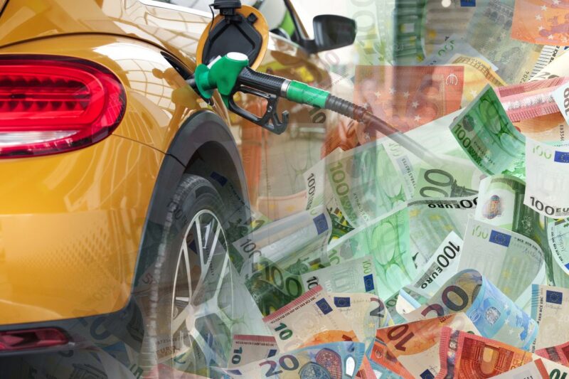 Pompe di benzina in una stazione di servizio con banconote in euro. Aumento dei prezzi.