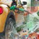 Pompe di benzina in una stazione di servizio con banconote in euro. Aumento dei prezzi.